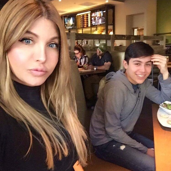 Meet your Posher, Gina - Picture 2 of 3